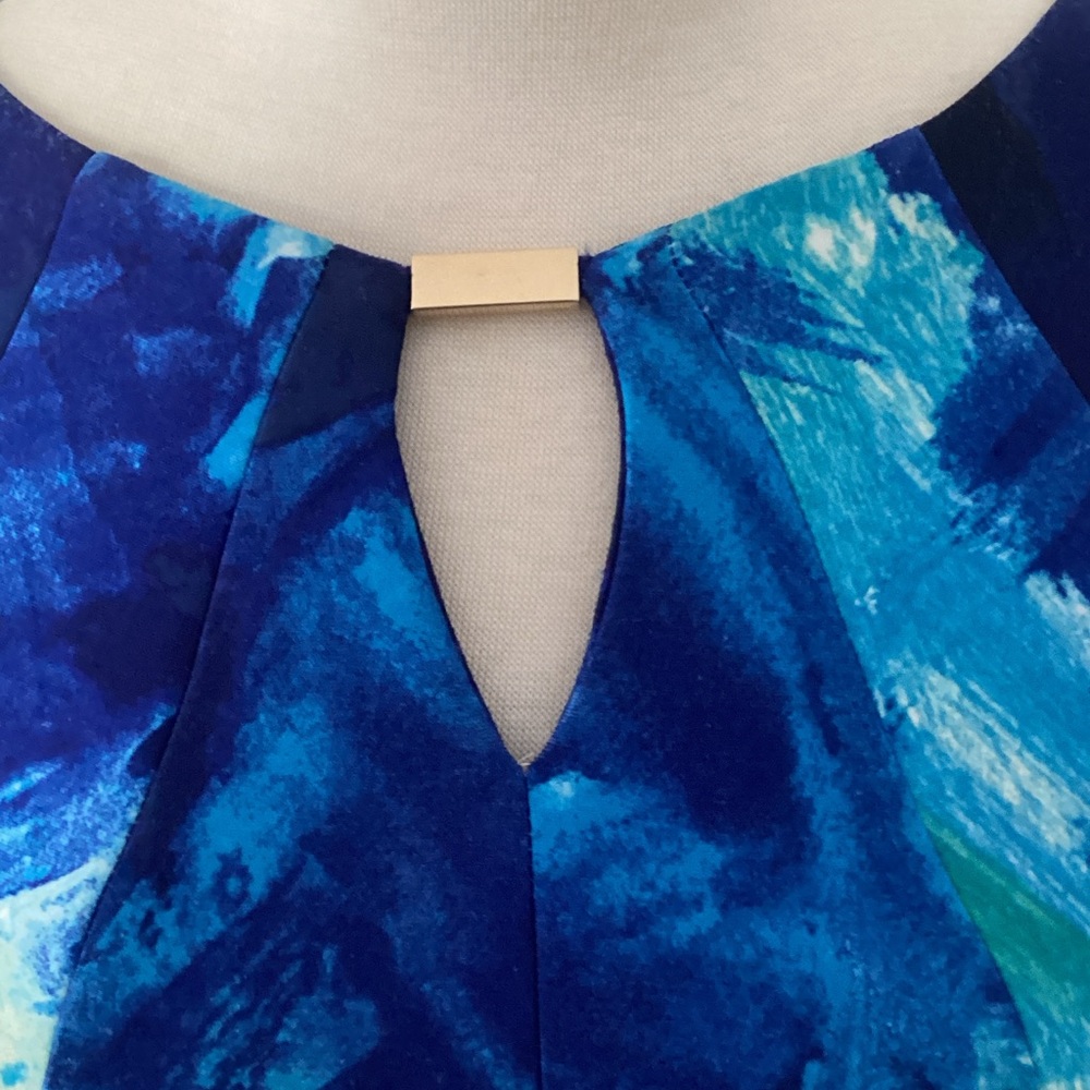 Elegant Blue and White Sleeveless Dress in a funky pattern - Picture 2 of 4